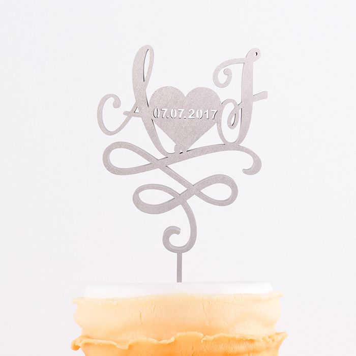 Cake Topper mit Initialien und Datum im Herz